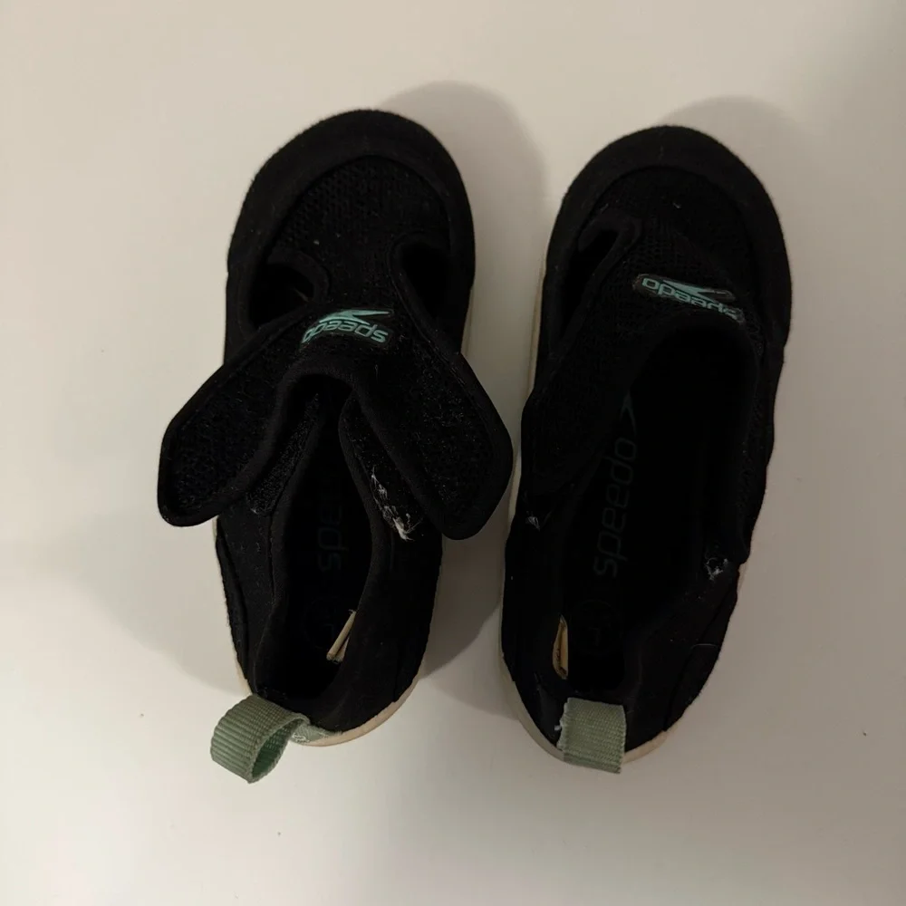 Speedo Kids Black and Teal Water Shoes Size (9-10)